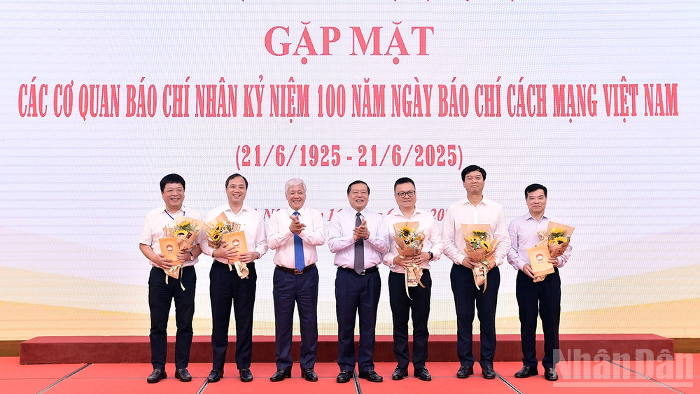 Đồng chí Đỗ Văn Chiến và đồng chí Lại Xuân Môn (thứ 3 và 4 từ trái sang) tặng hoa đại diện lãnh đạo các cơ quan báo chí tại chương trình.