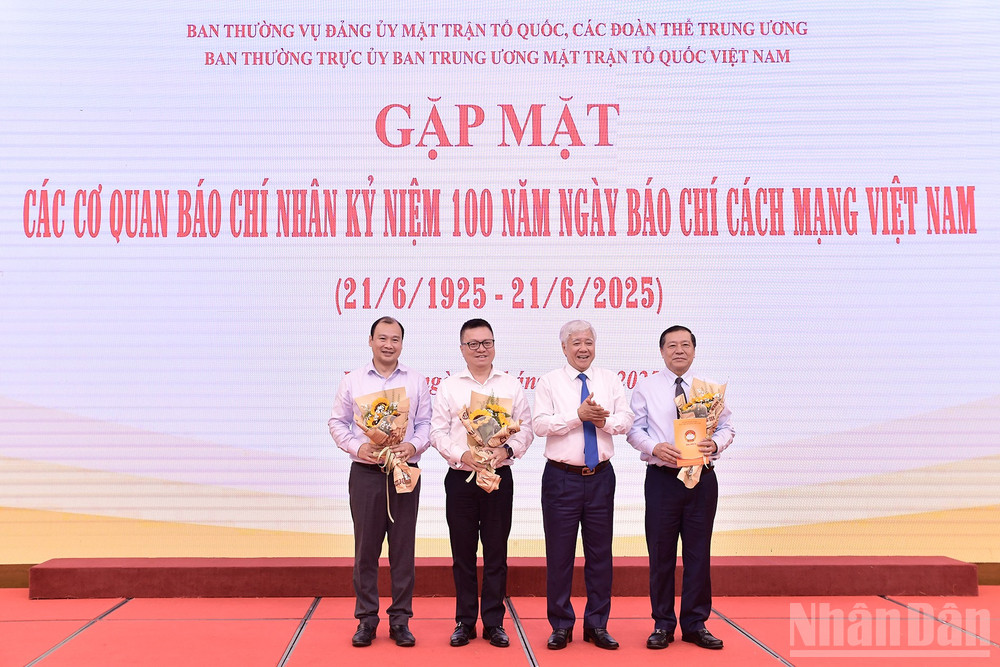 Đồng chí Đỗ Văn Chiến tặng hoa các đồng chí đại diện lãnh đạo các cơ quan quản lý báo chí của cả nước. ndo_br_miu-1495.jpg