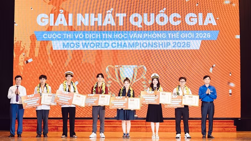 Ban tổ chức trao giải nhất quốc gia tặng 6 thành viên Đội tuyển MOS Việt Nam năm 2026 tại buổi lễ. (Ảnh: BTC cung cấp)