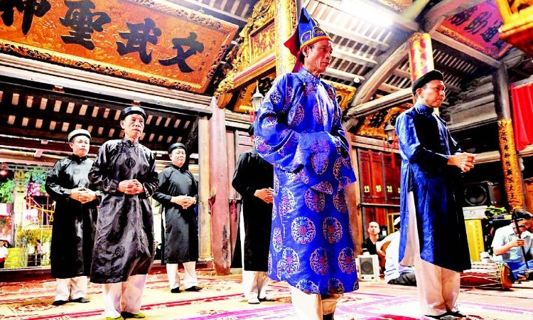 1. Hằng năm, vào hai ngày 11, 12 tháng Giêng, tại đình Văn Nội diễn ra các nghi thức truyền thống như: Lễ phụng nghênh nhà thánh, lễ rước kiệu, lễ giã đám và hóa mã.