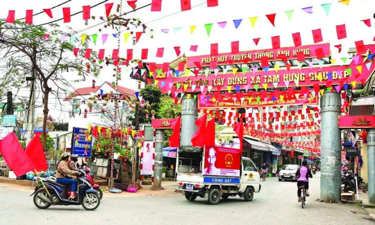 Các ngõ, xóm tại xã Tam Hưng đều được trang hoàng cờ hoa tưng bừng, khí thế. (Ảnh ÁNH NGỌC)