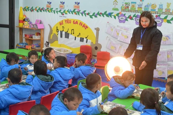 Học sinh Sa Pa được trang bị thêm quạt sưởi bảo đảm đủ ấm.