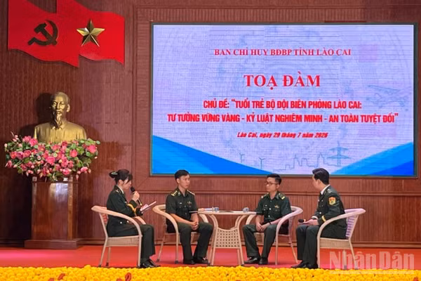 Chương trình tọa đàm với chủ đề “Tuổi trẻ Bộ đội Biên phòng Lào Cai-Tư tưởng vững vàng-Kỷ luật nghiêm minh-An toàn tuyệt đối” đã thu hút hơn 100 đoàn viên, thanh niên tham gia.