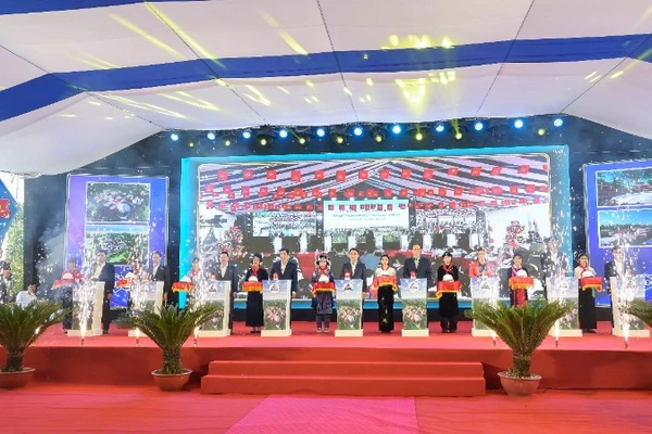 Phó Thủ tướng Lê Thành Long cùng các đại biểu thực hiện nghi thức khởi công, động thổ xây dựng Trường phổ thông nội trú tiểu học và trung học cơ sở Bản Lầu.