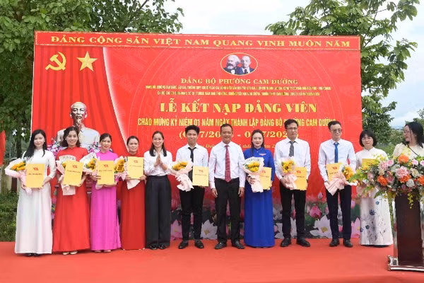 Lãnh đạo Đảng ủy, Ủy ban nhân dân phường Cam Đường trao quyết định kết nạp cho các đảng viên.