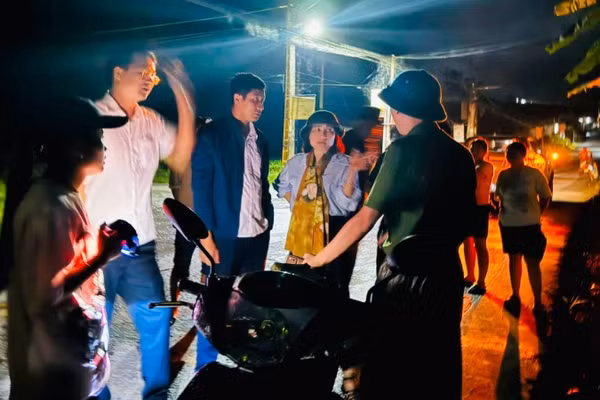 Lãnh đạo Đảng ủy, Ủy ban nhân dân xã Bản Xèo trực tiếp chỉ đạo công tác hỗ trợ, di dời 16 hộ dân có nguy cơ sạt lở đến nơi an toàn.