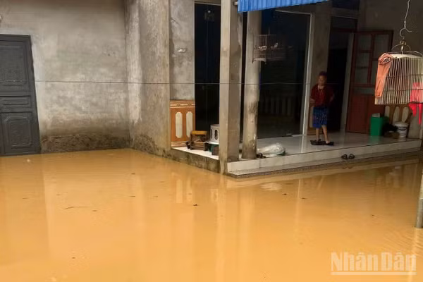 Mưa lớn khiến 12 hộ dân tại xã Thượng Hà bị nước ngập vào nhà.