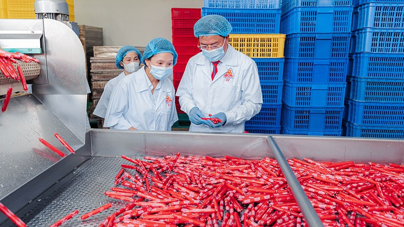 Sản xuất xúc xích tiệt trùng ở Công ty cổ phần Việt Nam Kỹ nghệ súc sản (VISSAN). 