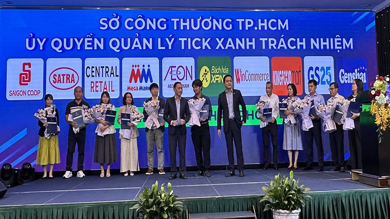 Các hệ thống phân phối nhận ủy quyền quản lý và thực hiện Chương trình “Tick xanh trách nhiệm” từ Sở Công thương thành phố.