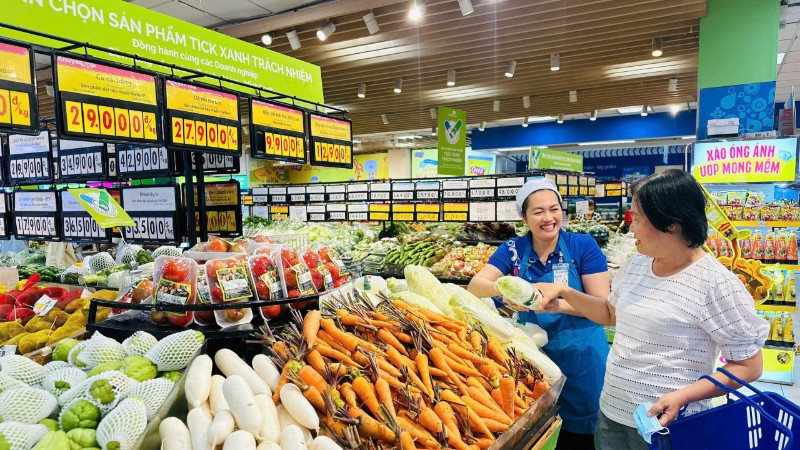 Người tiêu dùng tìm mua thực phẩm đạt chứng nhận “Tick xanh trách nhiệm” tại một siêu thị Co.opmart ở thành phố.