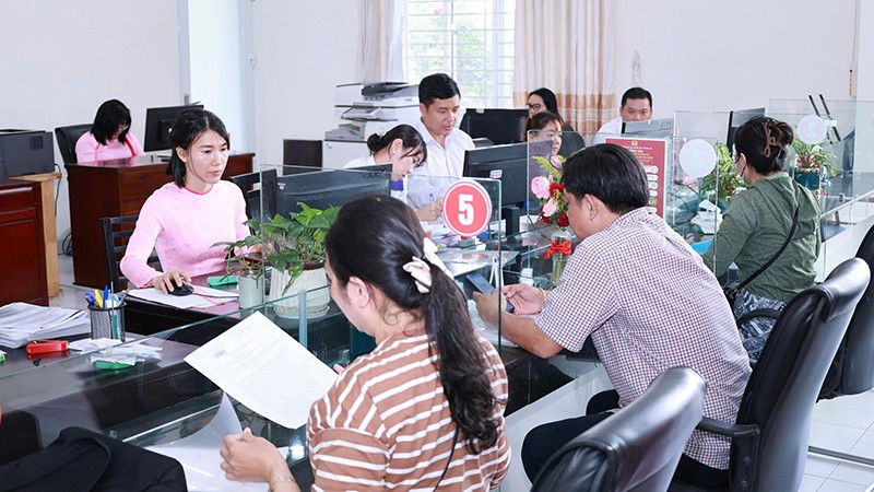 Người dân làm thủ tục hành chính tại Ủy ban nhân dân phường Thuận An. (Ảnh: CTV)