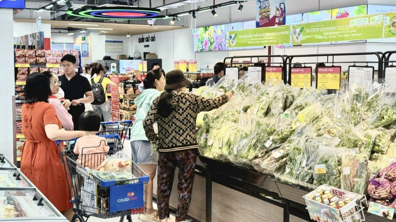 Người tiêu dùng chọn mua rau-củ-quả đạt “Tick xanh trách nhiệm” tại một siêu thị Co.opmart. 