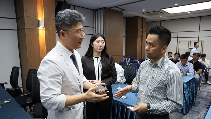 Các đại biểu, chuyên gia trao đổi ý kiến tại hội thảo.