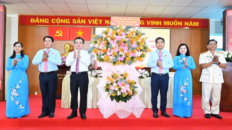 Đồng chí Nguyễn Thanh Nghị (thứ 3 từ trái qua) tặng lẵng hoa chúc mừng đại hội.