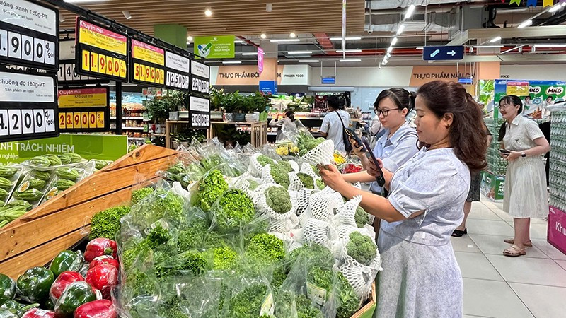 Người tiêu dùng mua hàng hóa xanh trong một siêu thị thuộc Liên hiệp Hợp tác xã Thương mại Thành phố Hồ Chí Minh - Đơn vị nhiều năm đạt danh hiệu “Doanh nghiệp xanh”.