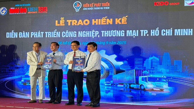 Ban tổ chức trao hiến kế đến lãnh đạo Ủy ban nhân dân Thành phố Hồ Chí Minh.