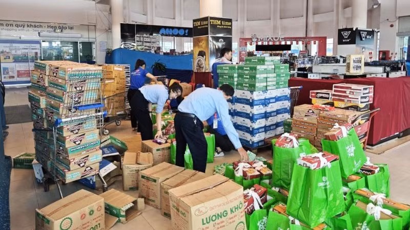 Siêu thị Co.opmart Quảng Bình phối hợp cơ quan chức năng địa phương hỗ trợ hàng hóa thiết yếu đến người dân bị ảnh hưởng bão lũ.