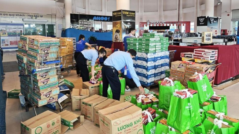 Siêu thị Co.opmart Quảng Bình phối hợp cơ quan chức năng địa phương hỗ trợ hàng hóa thiết yếu đến người dân bị ảnh hưởng bão lũ.