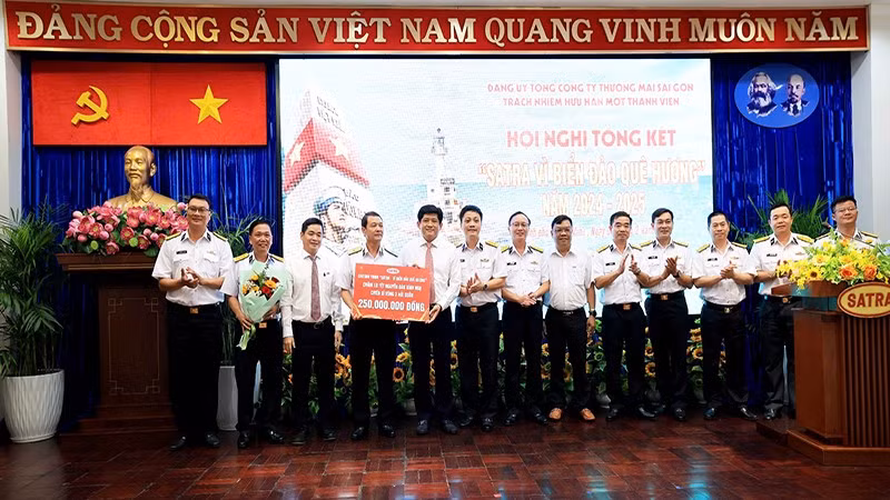 Chương trình “SATRA-Vì biển đảo quê hương” trao tặng 250 triệu đồng chăm lo Tết Nguyên đán Bính Ngọ 2026 các cán bộ, chiến sĩ Vùng 2 Hải quân. (Ảnh: SATRA)