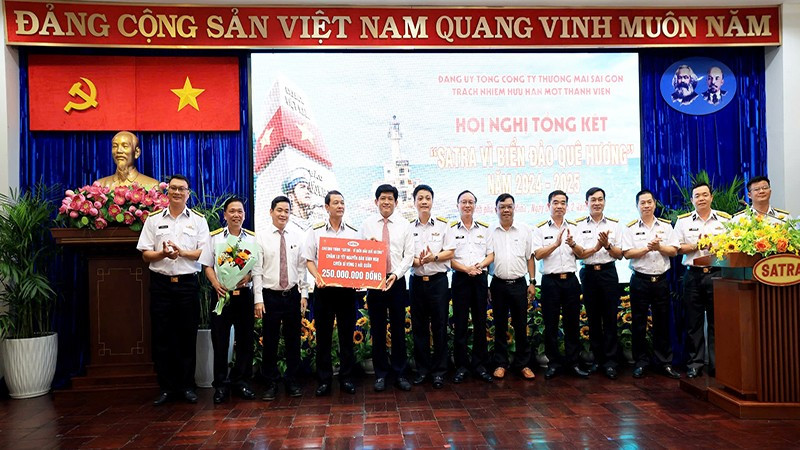 Chương trình “SATRA-Vì biển đảo quê hương” trao tặng 250 triệu đồng chăm lo Tết Nguyên đán Bính Ngọ 2026 các cán bộ, chiến sĩ Vùng 2 Hải quân. (Ảnh: SATRA)