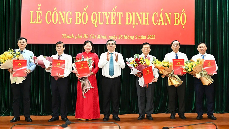 Đồng chí Nguyễn Phước Lộc (giữa), Phó Bí thư Thành ủy, Chủ tịch Ủy ban Mặt trận Tổ quốc Việt Nam Thành phố Hồ Chí Minh, trao quyết định bổ nhiệm và chúc mừng các lãnh đạo mới của Báo Sài Gòn Giải Phóng (Ảnh: CTV)