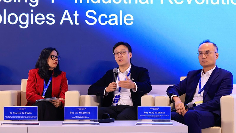 Các chuyên gia và đại diện doanh nghiệp tham gia phiên thảo luận về sản xuất thông minh tại Diễn đàn Kinh tế mùa thu năm 2025 diễn ra ở Thành phố Hồ Chí Minh.