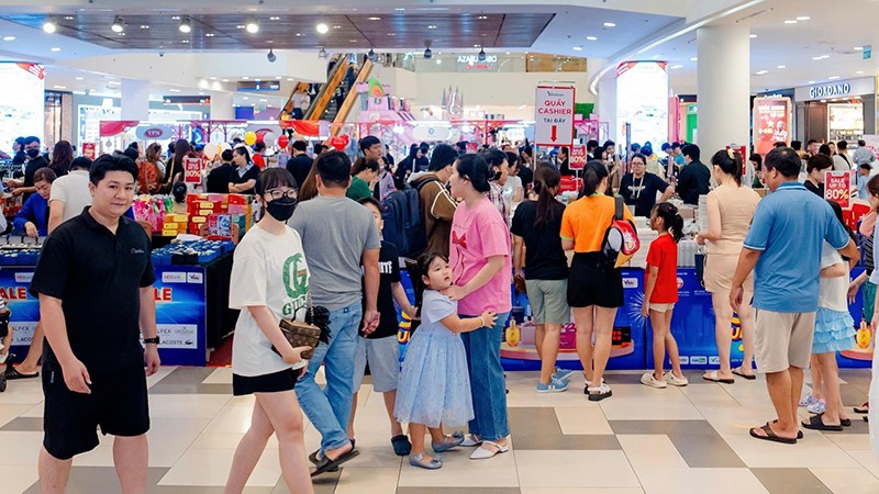 Người dân vui chơi, mua sắm tại Trung tâm thương mại SC VivoCity.