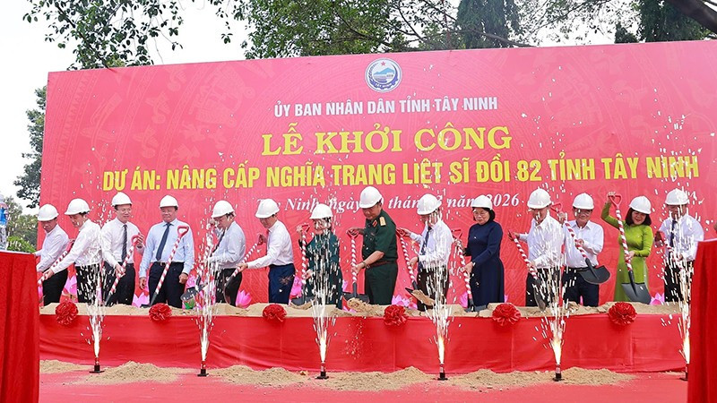 Các đại biểu thực hiện nghi thức khởi công Dự án Nâng cấp Nghĩa trang Liệt sĩ Đồi 82.