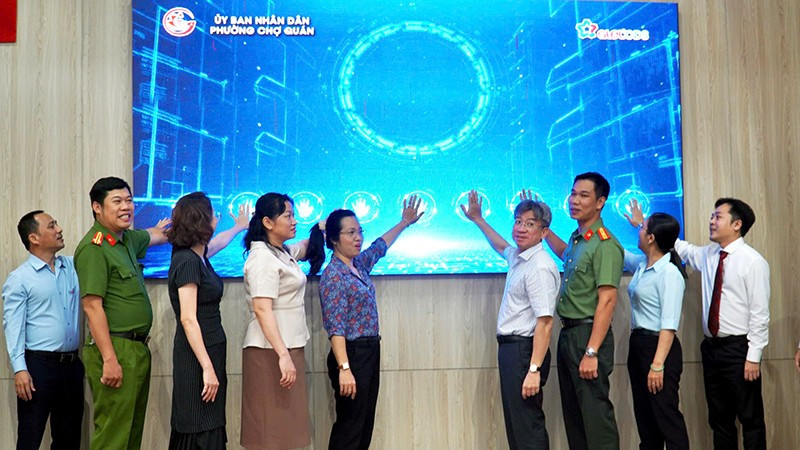 Lãnh đạo Ủy ban nhân dân phường Chợ Quán và đại diện GTel bấm nút chính thức vận hành các thiết bị ứng dụng AI tại phường.