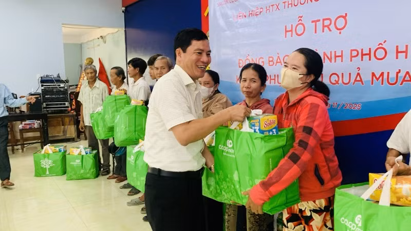 Siêu thị Co.opmart Huế tặng quà bà con ở vùng bị bão lũ năm 2025.