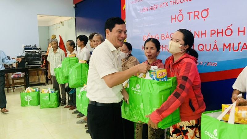Siêu thị Co.opmart Huế tặng quà bà con ở vùng bị bão lũ năm 2025.