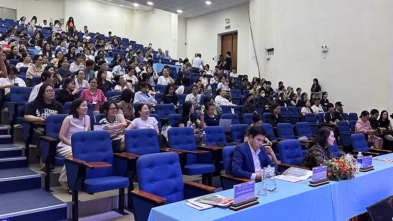 Đông đảo bà con tiểu thương, hộ kinh doanh và sinh viên hào hứng tham gia chương trình.