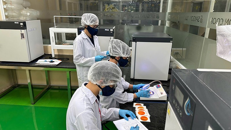 Phòng Quản lý Chất lượng của Saigon Co.op luôn bảo đảm thực phẩm cung cấp ra thị trường an toàn nhất.