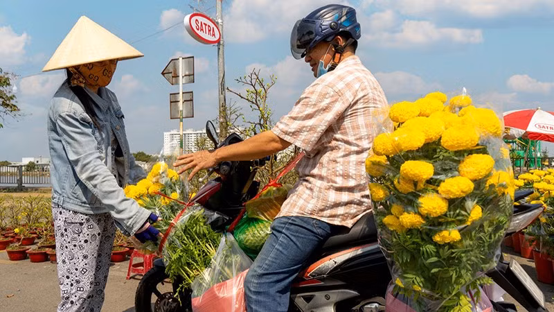 Chợ hoa xuân Bình Điền là điểm du xuân không thể thiếu đối với nhiều khách du lịch. (Ảnh: SATRA) 
