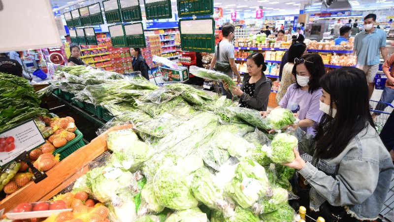 Các loại rau, củ, quả vẫn được các siêu thị bán với giá rẻ và có khuyến mãi so với giá thị trường.