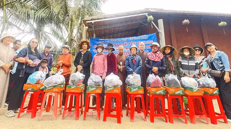 Chùa Văn Thánh, Trung tâm Trọng tài thương mại quốc tế TGAC và các nhà hảo tâm đã trao 900 suất quà (mỗi suất trị giá 500.000 đồng, gồm gạo, mì gói, muối, dầu ăn và một khoản tiền mặt) cho người dân tại khu vực phía đông tỉnh Gia Lai.
