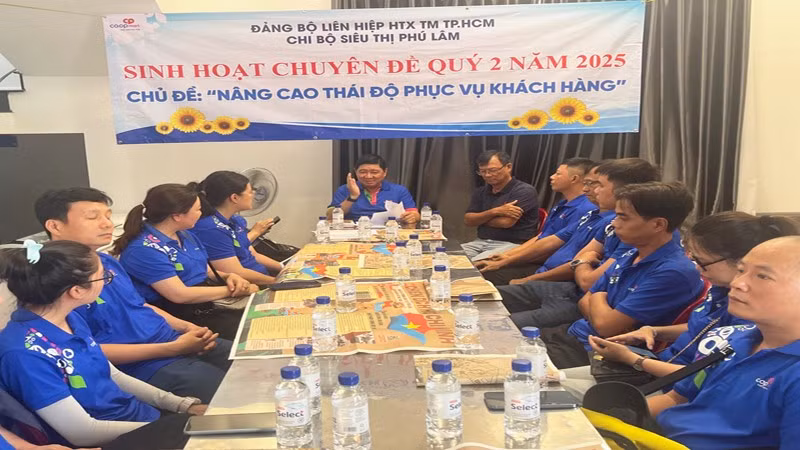 Sinh hoạt chuyên đề tại Chi bộ Siêu thị Co.opmart Phú Lâm với phần sinh hoạt nội dung Báo Nhân Dân.