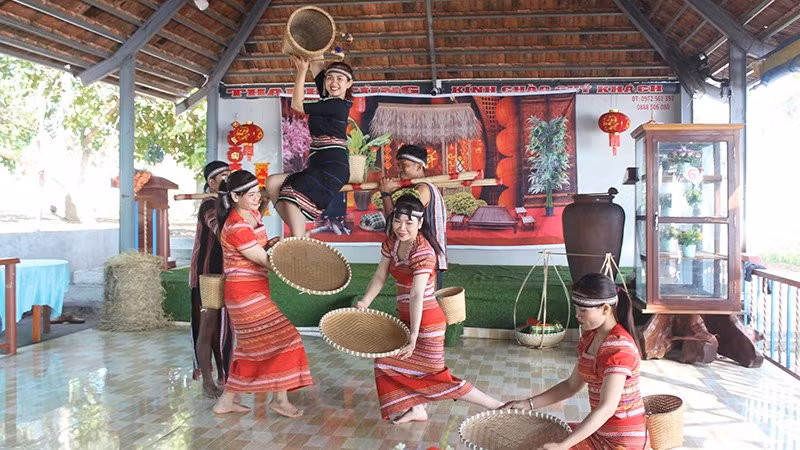 Phục dựng các điệu múa truyền thống của người Xtiêng.