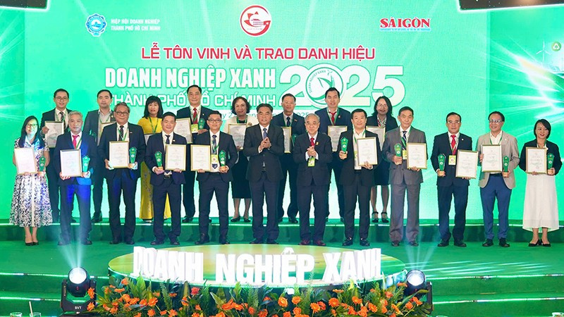 Lãnh đạo Ủy ban nhân dân Thành phố Hồ Chí Minh và Ban Tổ chức trao tặng danh hiệu “Doanh nghiệp xanh Thành phố Hồ Chí Minh” năm 2025 cho các doanh nghiệp.