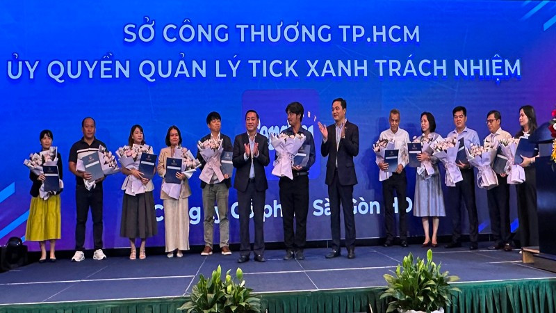 Sở Công thương thành phố trao ủy quyền quản lý “Tick xanh trách nhiệm” cho các hệ thống phân phối lớn.