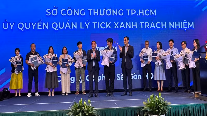 Sở Công thương thành phố trao ủy quyền quản lý “Tick xanh trách nhiệm” cho các hệ thống phân phối lớn.