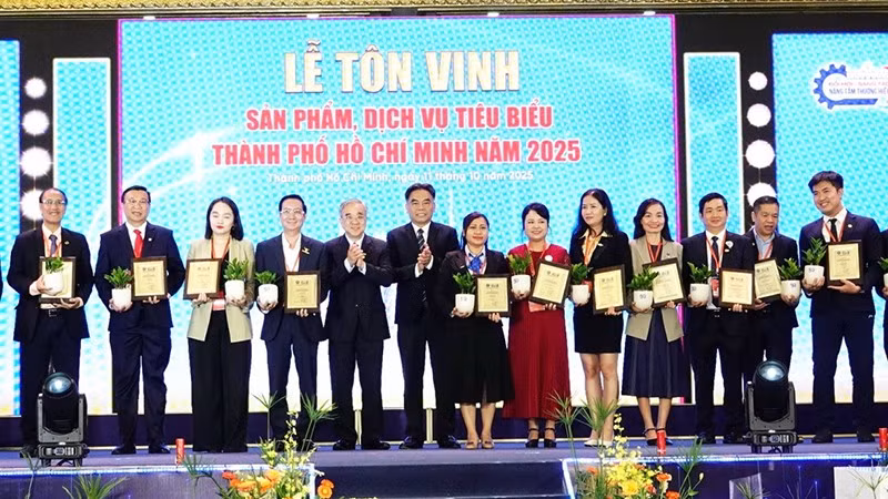 Đại diện các doanh nghiệp nhận chứng nhận “Sản phẩm, dịch vụ tiêu biểu Thành phố Hồ Chí Minh” năm 2025.