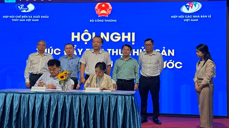 Đại diện các doanh nghiệp, hệ thống phân phối và doanh nghiệp sản xuất, cung ứng thủy sản ký kết các biên bản ghi nhớ hợp tác tiêu thụ các mặt hàng thủy sản Việt Nam.