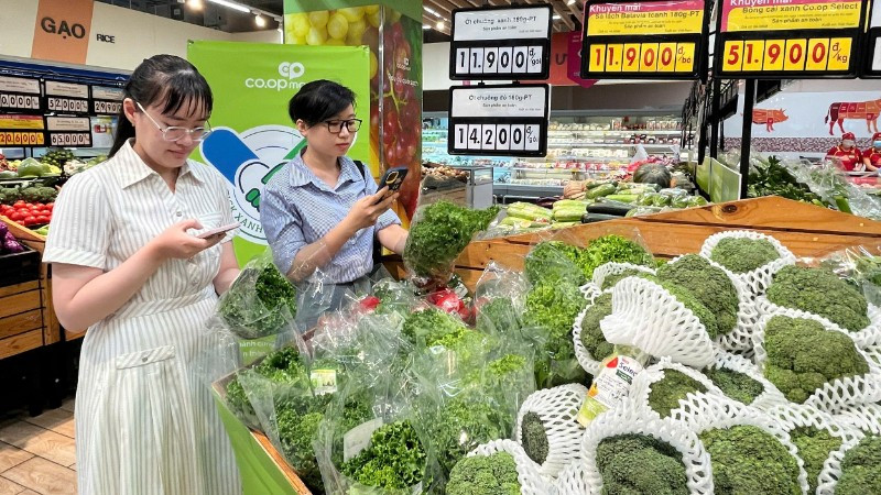 Người tiêu dùng tìm mua thực phẩm đạt chứng nhận “Tick xanh trách nhiệm” tại một siêu thị Co.opmart ở Thành phố.