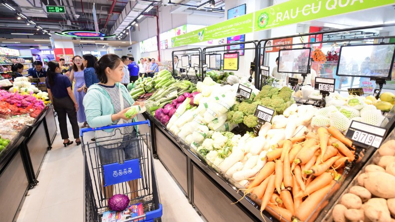 Người dân mua sắm hàng hóa được khuyến mãi mạnh ở một siêu thị Co.opmart trên địa bàn thành phố.