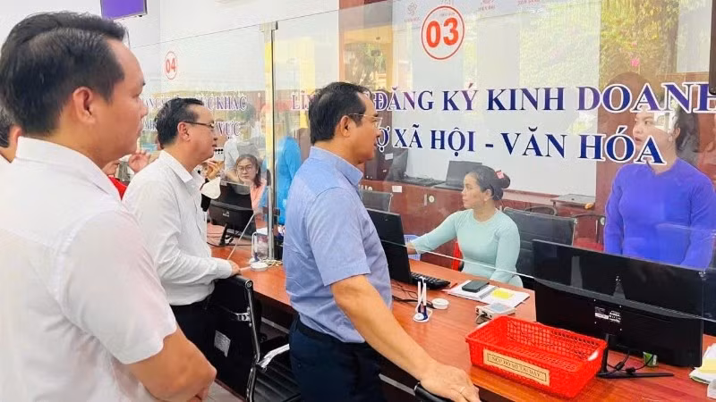 Chủ tịch Ủy ban nhân dân Thành phố Hồ Chí Minh Nguyễn Văn Được kiểm tra, khảo sát Trung tâm Phục vụ hành chính công phường Phú An. (Ảnh: CTV)