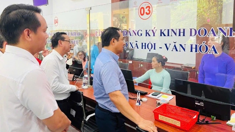 Chủ tịch Ủy ban nhân dân Thành phố Hồ Chí Minh Nguyễn Văn Được kiểm tra, khảo sát Trung tâm Phục vụ hành chính công phường Phú An. (Ảnh: CTV)