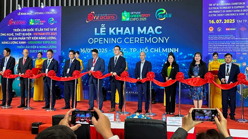 Các đại biểu thực hiện nghi thức khai mạc các triển lãm.