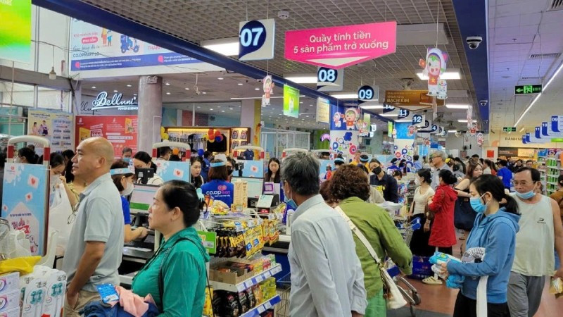 Người dân mua sắm thực phẩm tươi sống tại một siêu thị Co.opmart ở miền trung trong ngày 5/11.