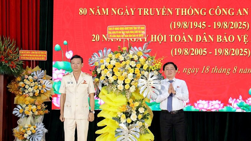 Đồng chí Nguyễn Văn Quyết, Bí Thư Tỉnh ủy Tây Ninh tặng hoa chúc mừng 80 năm Ngày truyền thống Công an nhân dân cho Thiếu tướng Vũ Như Hà, Giám đốc Công an tỉnh. (Ảnh: Công an Tây Ninh)